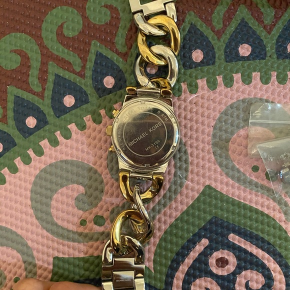 Authentic used women’s michael kors watch - Picture 5 of 6